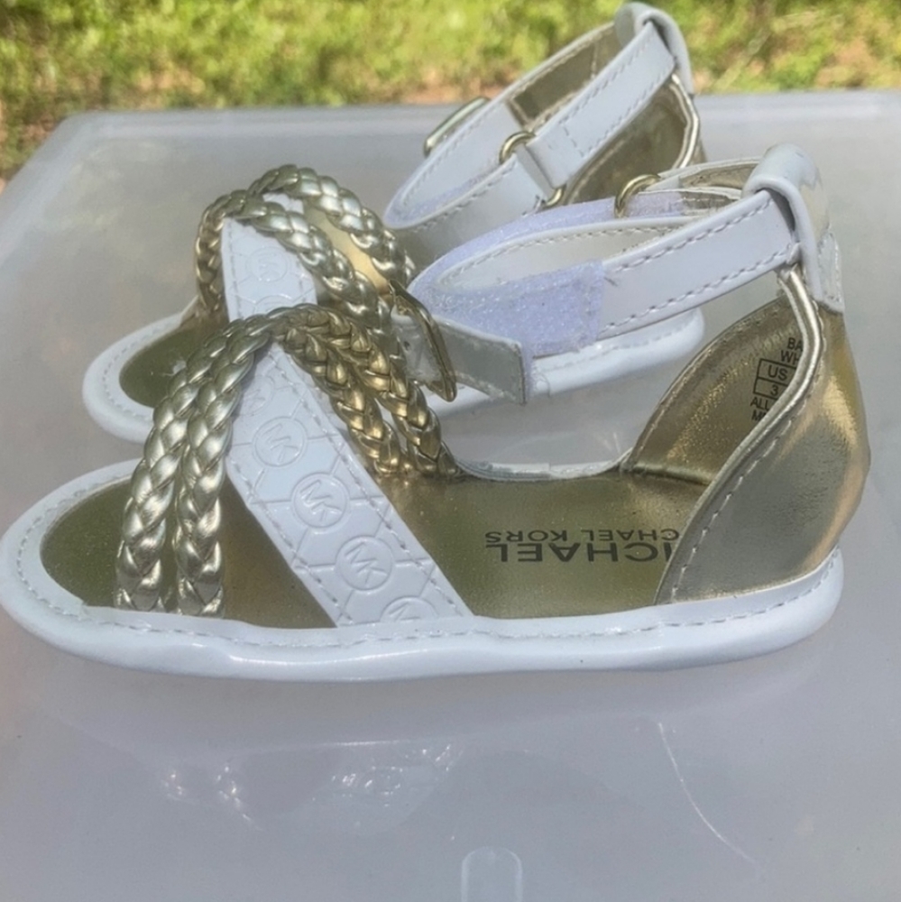 Beautiful Michael Kors gold & gold size 3